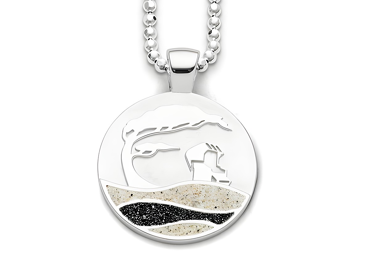 Sterling Silber Anhänger mit Strandwellenmotiv, das Strandsand und Lavasand integriert. Rundes Design mit stilisiertem Baum und Figuren im Sand. Ideal als Schmuckstück für Strandliebhaber.