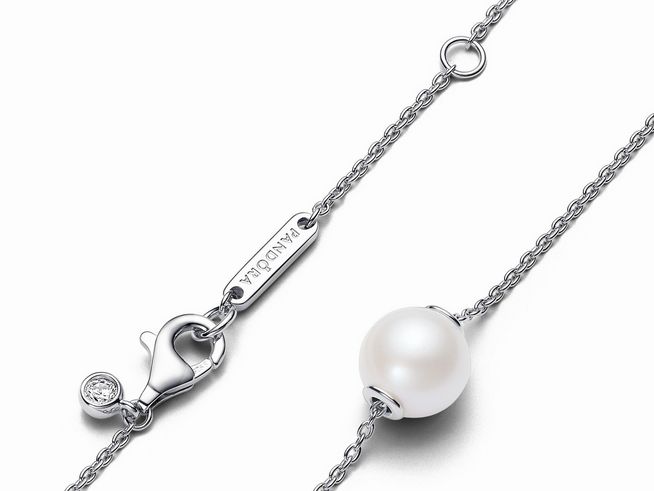 Elegantes Pandora Zuchtperle Collier aus Silber mit einem weißem Steinmix, 45 cm lang, ausgestattet mit einem Anhänger und einem praktischen Karabinerverschluss.
