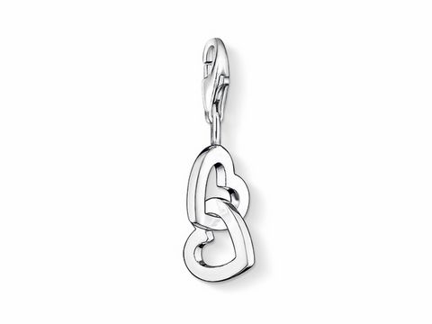 Silberner Herz-Charms Anhänger von Thomas Sabo, Modell 0773-001-12, mit zwei ineinandergreifenden Herzen, symbolisiert Liebe und Zuneigung. Perfekt für personalisierte Schmuckstücke.
