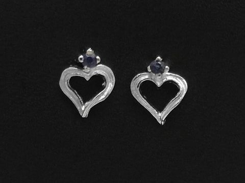 Silber Ohrstecker rhodiniert in Herzform mit echtem Saphir, hergestellt von Juwelier Harnisch, elegant und zeitlos, ideal für besondere Anlässe oder den Alltag.
