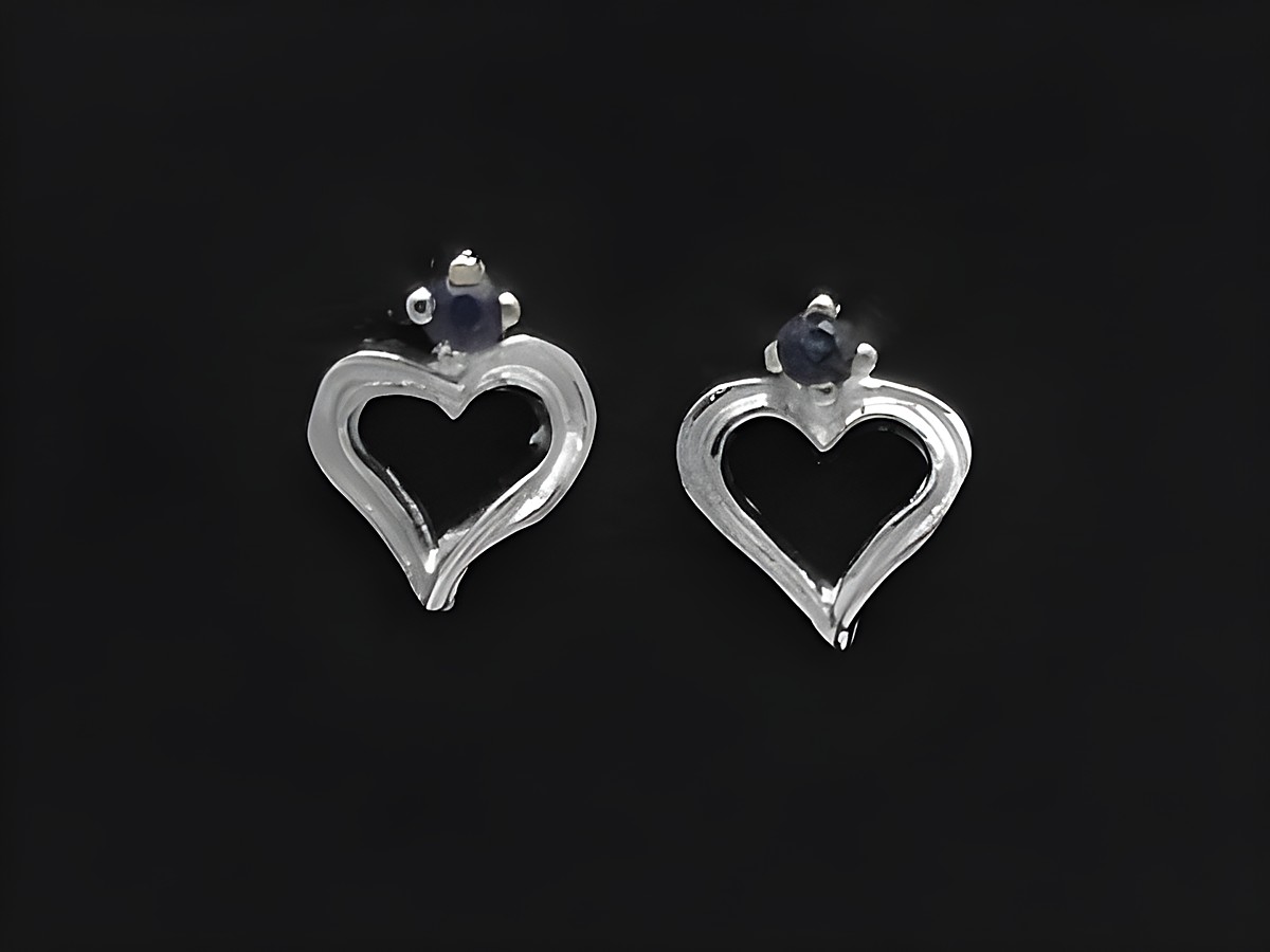 Silber Ohrstecker rhodiniert in Herzform mit echtem Saphir, hergestellt von Juwelier Harnisch, elegant und zeitlos, ideal für besondere Anlässe oder den Alltag.