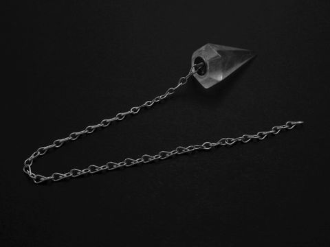 Silber Pendel mit Kette aus facettiertem Bergkristall, 28,5 mm, für spirituelle Anwendungen, Hersteller Juwelier Harnisch. Elegantes Design auf schwarzem Hintergrund.