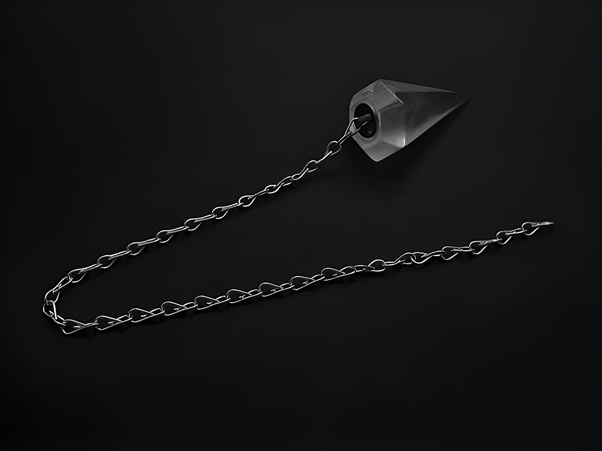 Silber Pendel mit Kette aus facettiertem Bergkristall, 28,5 mm, für spirituelle Anwendungen, Hersteller Juwelier Harnisch. Elegantes Design auf schwarzem Hintergrund.