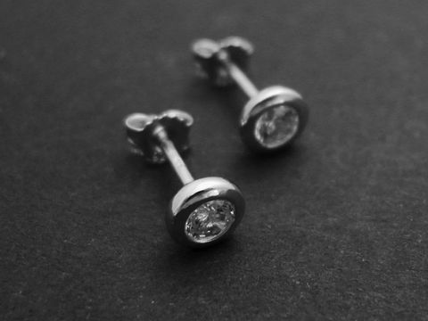 Ohrringe mit Rundfassung 5,5 mm aus rhodiniertem Sterling Silber, elegant gestaltet mit Zirkonia, Hersteller Juwelier Harnisch, perfekt für jeden Anlass.
