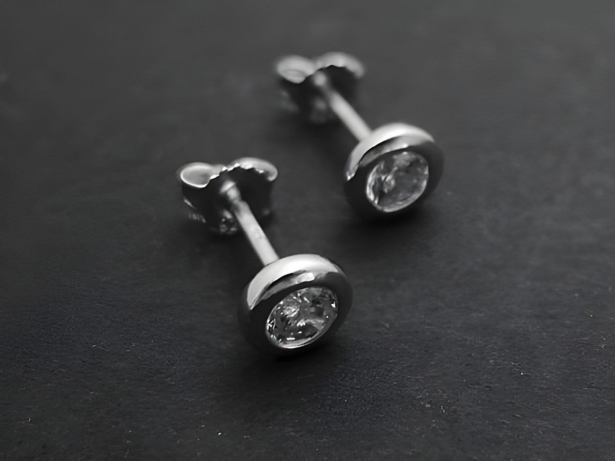 Ohrringe mit Rundfassung 5,5 mm aus rhodiniertem Sterling Silber, elegant gestaltet mit Zirkonia, Hersteller Juwelier Harnisch, perfekt für jeden Anlass.