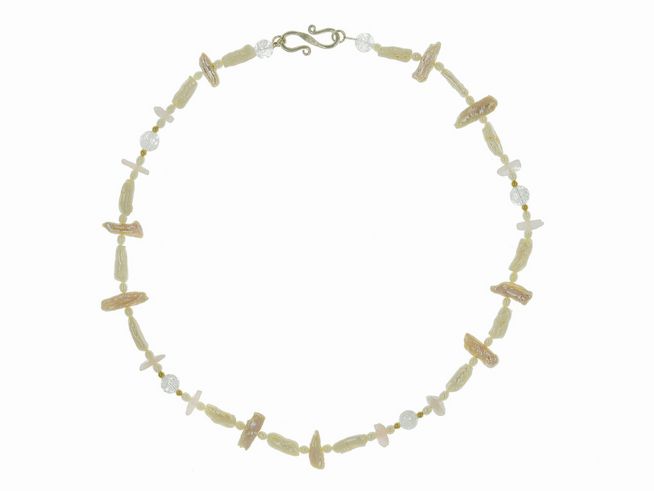 Perlenkette aus Süßwasser-Zuchtperlen, Rosenquarz und Bergkristall in den Größen 3,5-18 mm, in Weiß und Rosa, Länge 52 cm, mit Silberverschluss, Hersteller Juwelier Harnisch, mit Steinen.