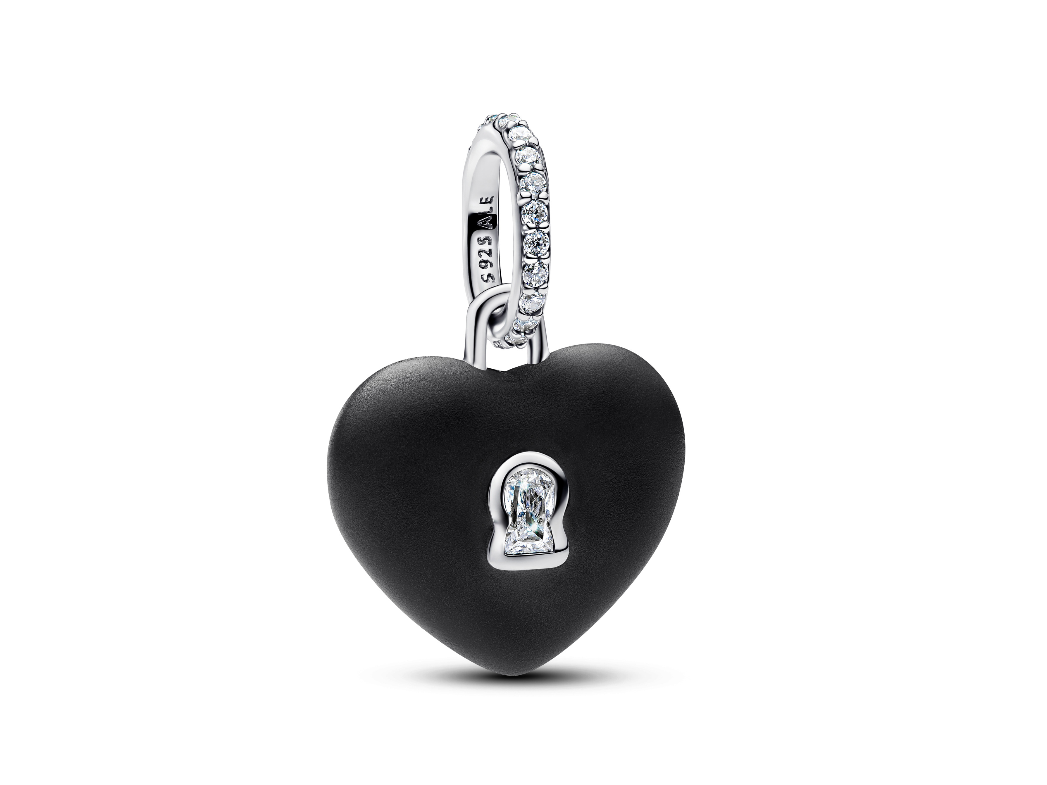 Ein mattschwarzes Keramik Herz Vorhängeschloss von Pandora mit einem glitzernden Silber Anhänger. Das Herz zeigt ein Schlüsselöffnungsdesign und verleiht einen eleganten Akzent.