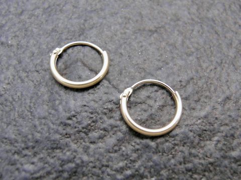 Gold Creolen 1 cm aus Gold 585, dicke von 1,3 mm, hergestellt von Juwelier Harnisch, bis 15 mm Durchmesser, elegant und zeitlos, ideal für jeden Anlass.