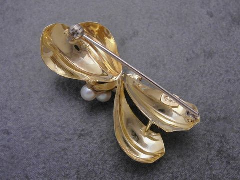 Gold Brosche - naturlieb - Gold 750 - Zuchtperlen - Anstecknadel von Juwelier Harnisch, filigrane Ausarbeitung mit glänzender Oberfläche und eleganten Perlenzier.
