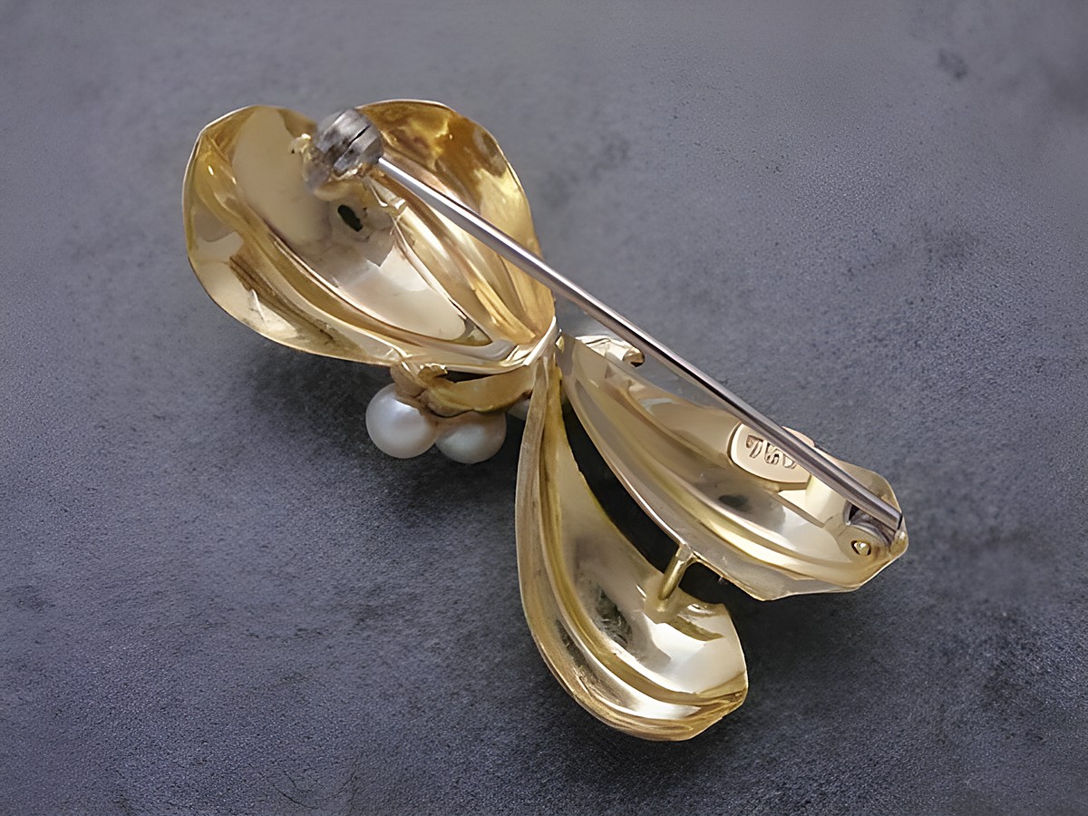 Gold Brosche - naturlieb - Gold 750 - Zuchtperlen - Anstecknadel von Juwelier Harnisch, filigrane Ausarbeitung mit glänzender Oberfläche und eleganten Perlenzier. – Ansicht 2