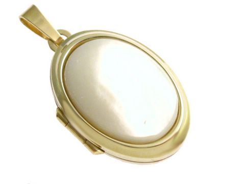 Perlmutt Cabochon in einem eleganten Gold 750 Medaillon, Hersteller Juwelier Harnisch, unterstreicht zeitlose Schönheit und Qualität. Ideal für besondere Anlässe oder als Geschenk.