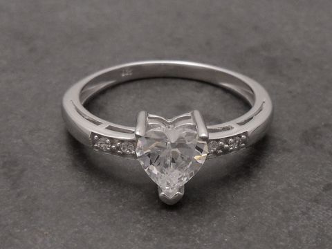 Herzring aus rhodiniertem Sterling Silber mit Zirkonia, Größe 52, romantisches Design, Hersteller Juwelier Harnisch, ideal als Geschenk für besondere Anlässe.