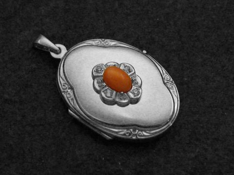 Koralle natur Medaillon Cabochon in elegantem Design, umgeben von einer filigranen Sterling Silber rhodinierten Fassung, Hersteller Juwelier Harnisch, ideal für stilvolle Akzente.