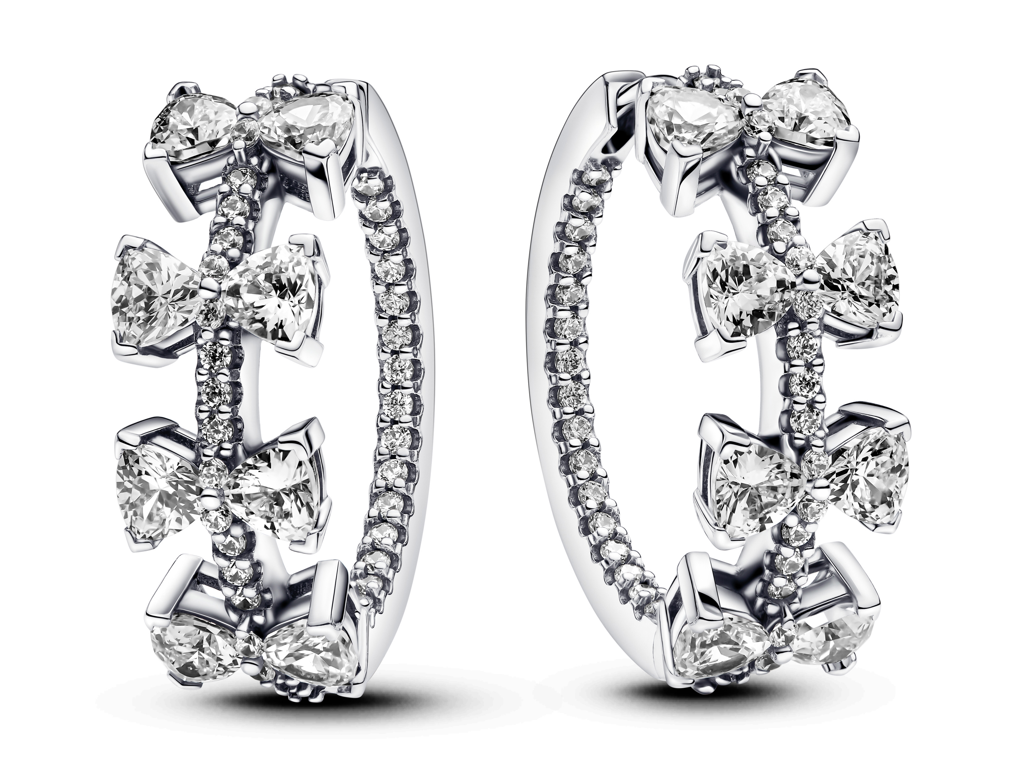 Pandora 293545C01 Creolen aus Silber mit klarem Zirkonia, elegant gestaltet mit funkelnden Steinen und einer stilvollen Bogenform, perfekt für jeden Anlass und neu im Sortiment.