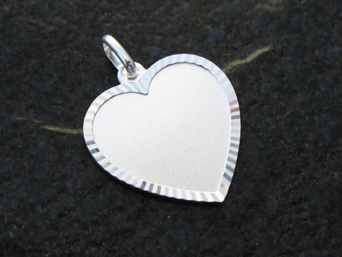 Gravur Anhänger aus Sterling Silber in Herzform, Hersteller Juwelier Harnisch, schlichte und edle Optik, ideal zum Personalisieren und Verschenken.