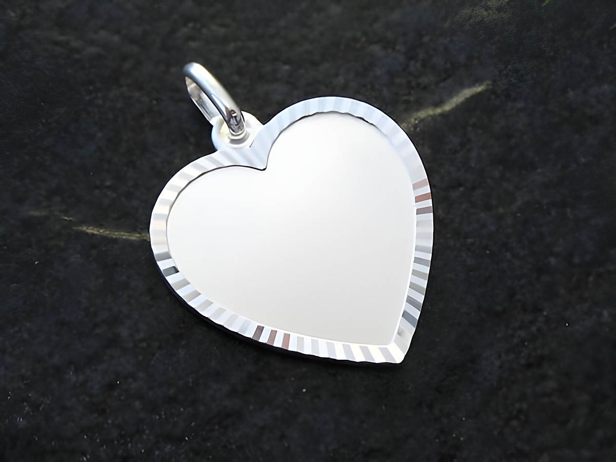 Gravur Anhänger aus Sterling Silber in Herzform, Hersteller Juwelier Harnisch, schlichte und edle Optik, ideal zum Personalisieren und Verschenken.