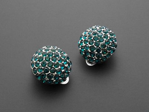 Strass Ohrclip - green dreams - grün - Strass Schmuck, Hersteller: Juwelier Harnisch, Strass Ohrclips in runder Form mit glitzernden, grünen Steinen auf silbernem Untergrund.