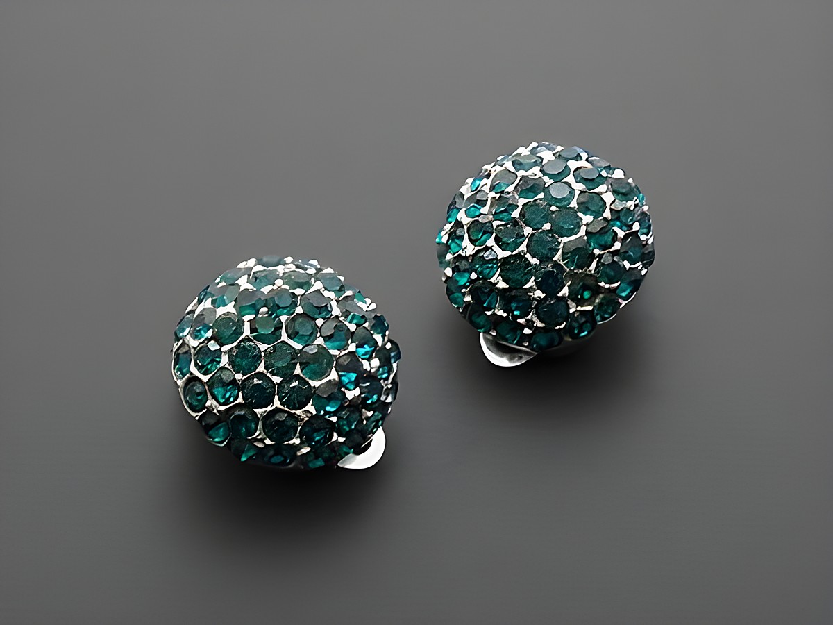 Strass Ohrclip - green dreams - grün - Strass Schmuck, Hersteller: Juwelier Harnisch, Strass Ohrclips in runder Form mit glitzernden, grünen Steinen auf silbernem Untergrund.