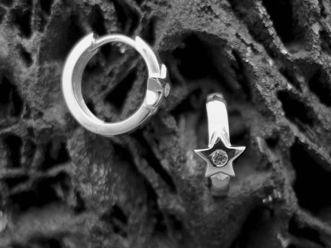 Silber Creole in Sternform mit Zirkonia in Weiss, charmant gestaltet, für Kinder geeignet, Größe 1,5 cm, Hersteller Juwelier Harnisch.