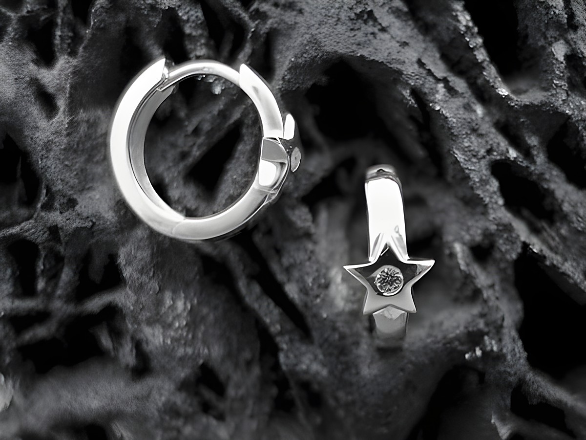 Silber Creole in Sternform mit Zirkonia in Weiss, charmant gestaltet, für Kinder geeignet, Größe 1,5 cm, Hersteller Juwelier Harnisch.