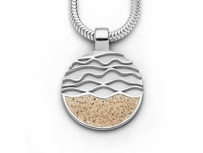 Ein runder Anhänger aus Sterling Silber mit Wellenmuster und sandfarbener Fläche, die an Strand und Meer erinnert, Hersteller DUR, Modell P3033.
