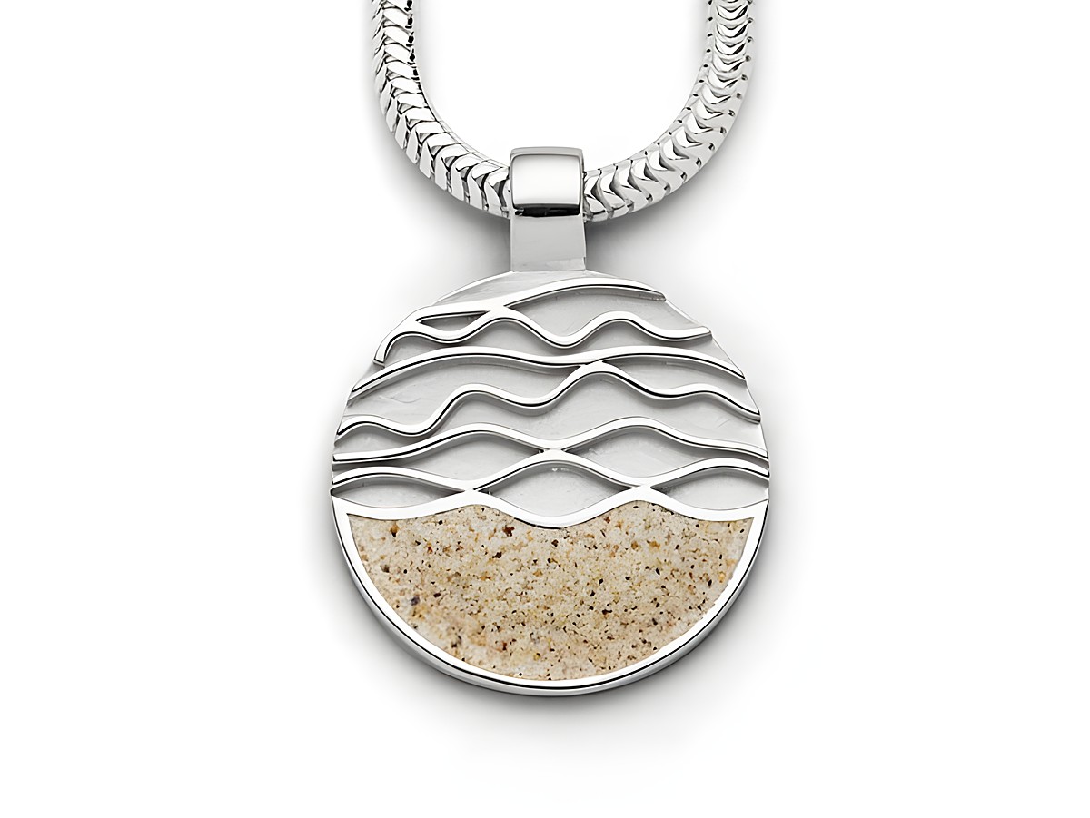 Ein runder Anhänger aus Sterling Silber mit Wellenmuster und sandfarbener Fläche, die an Strand und Meer erinnert, Hersteller DUR, Modell P3033.