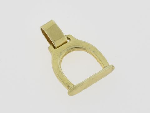 Gold Anhänger in Form eines Steigbügels aus 333 Gold, ideal für Reitsport-Liebhaber. Hergestellt von Juwelier Harnisch, sportliches Design für eleganten Schmuck.