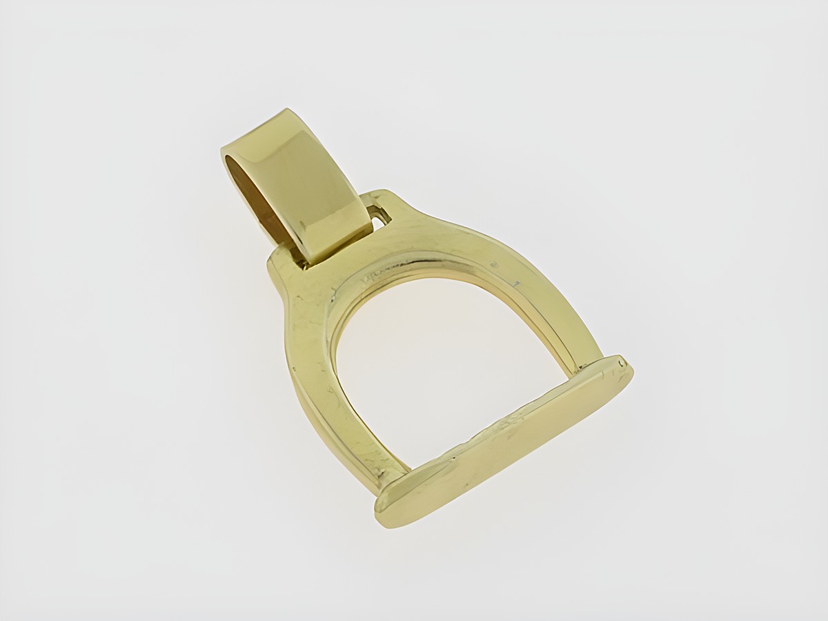 Gold Anhänger in Form eines Steigbügels aus 333 Gold, ideal für Reitsport-Liebhaber. Hergestellt von Juwelier Harnisch, sportliches Design für eleganten Schmuck.