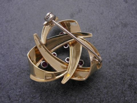 Gold Brosche eindrucksvoll Gold 750 Rubin und Brillant Anstecknadel Hersteller Juwelier Harnisch Broschen mit elegantem Design und funkelnden Akzenten in einer hochwertigen Ausführung.