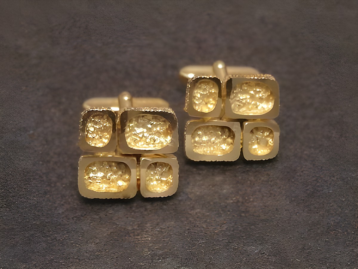 Vergoldete Manschettenknöpfe im RETRO-Stil von Juwelier Harnisch, goldfarben, mit einer eleganten Struktur und glänzenden Oberflächen, ideal für formelle Anlässe.