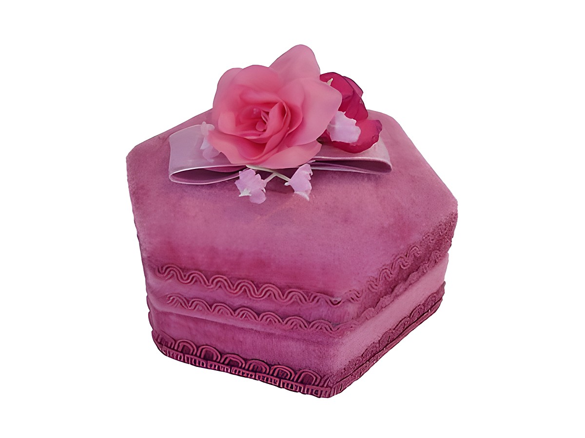 Sechseck Schmuckkästchen in fliederfarben, 12 cm groß, mit einer dekorativen Blume und zarter Schleife, ideal für die Aufbewahrung von Schmuck und kleinen Accessoires, Hersteller Juwelier Harnisch. – Ansicht 2