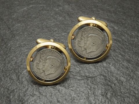 Manschettenknöpfe Kennedy Brüder im Münzlook, vergoldet, goldfarben, Hersteller Juwelier Harnisch, mit stilisierten Porträts der Kennedy-Brüder.