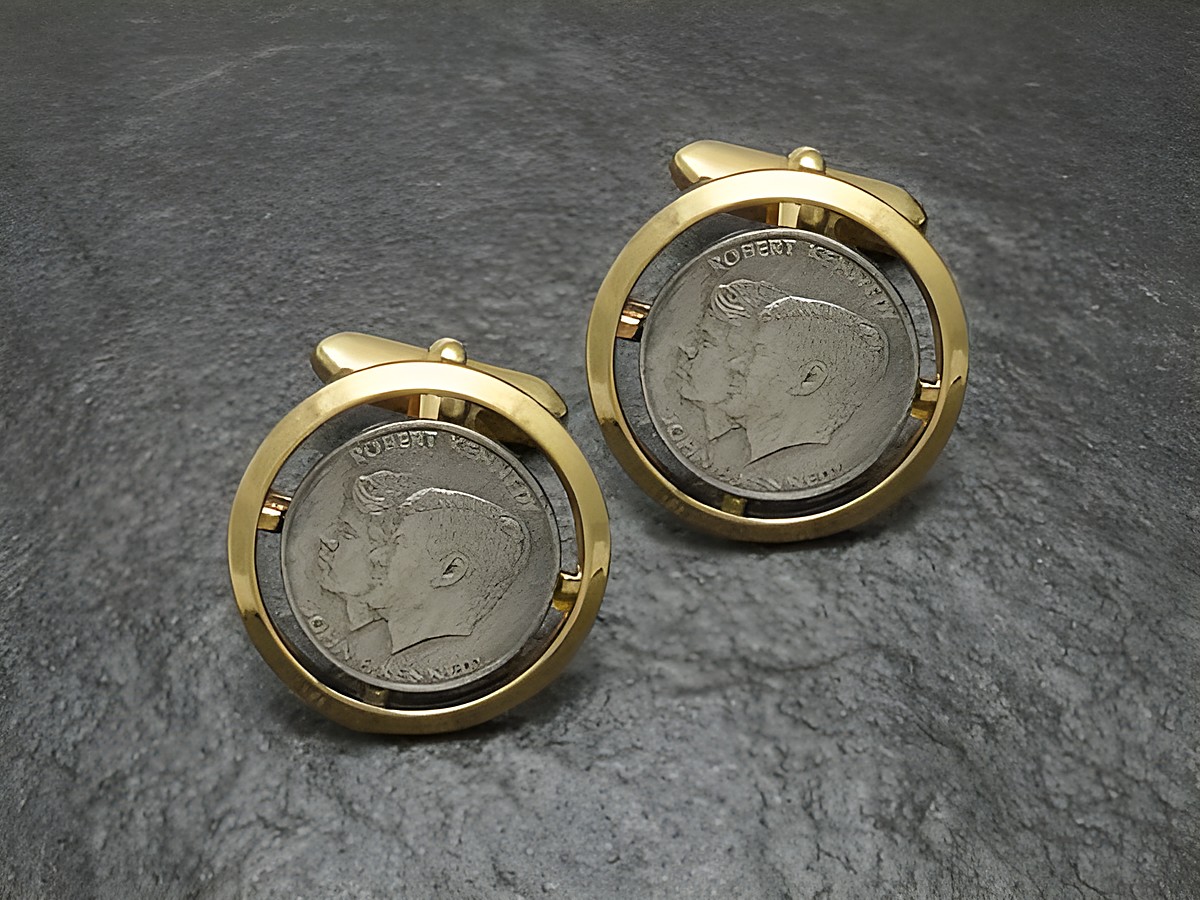 Manschettenknöpfe Kennedy Brüder im Münzlook, vergoldet, goldfarben, Hersteller Juwelier Harnisch, mit stilisierten Porträts der Kennedy-Brüder.