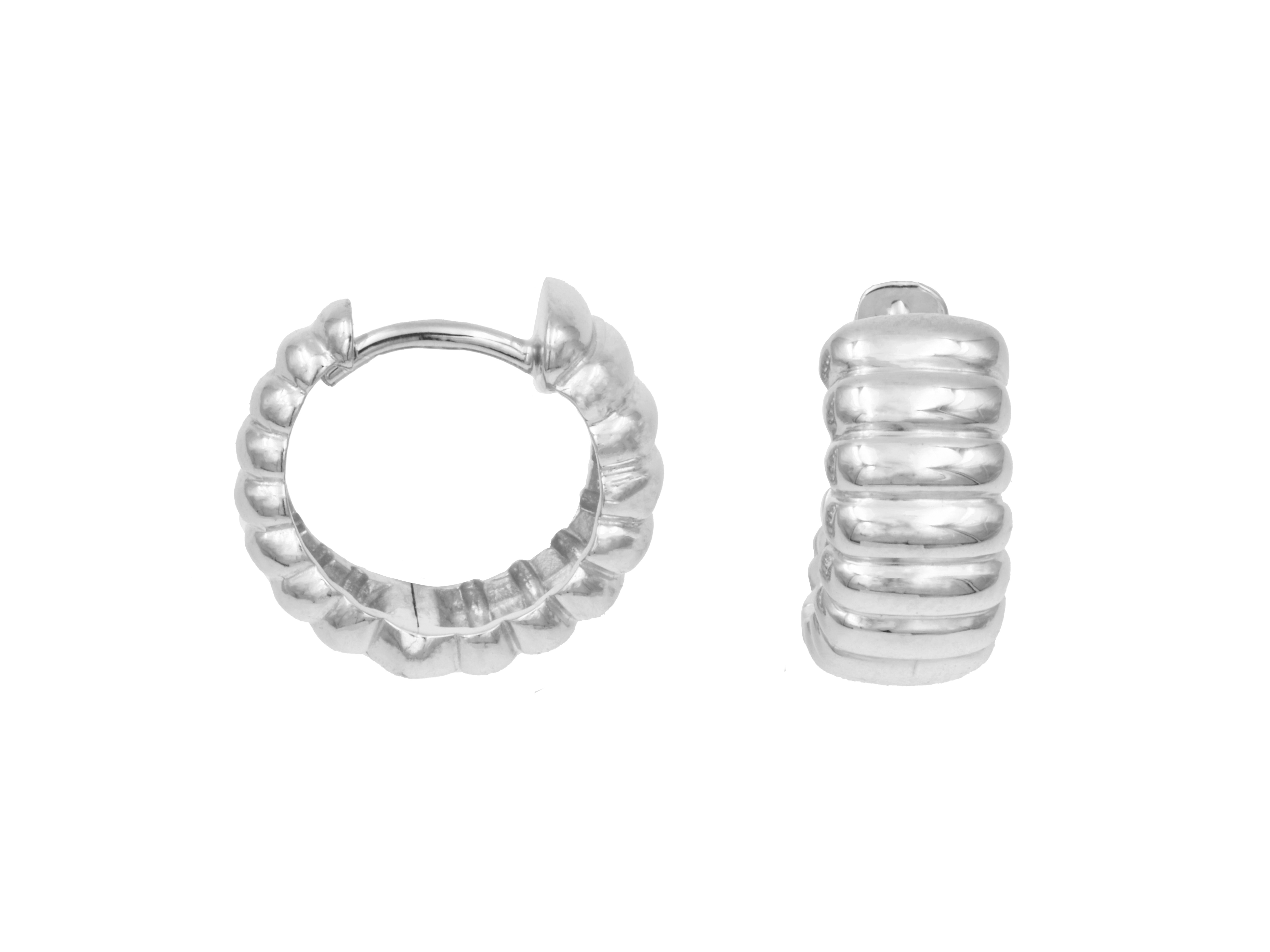 Ohrringe mit Wellenmuster in Creolenform aus rhodiniertem Sterling Silber mit einem Durchmesser von 13 mm, professionell gefertigt vom Juwelier Harnisch, ideal für stilvolle Akzente.