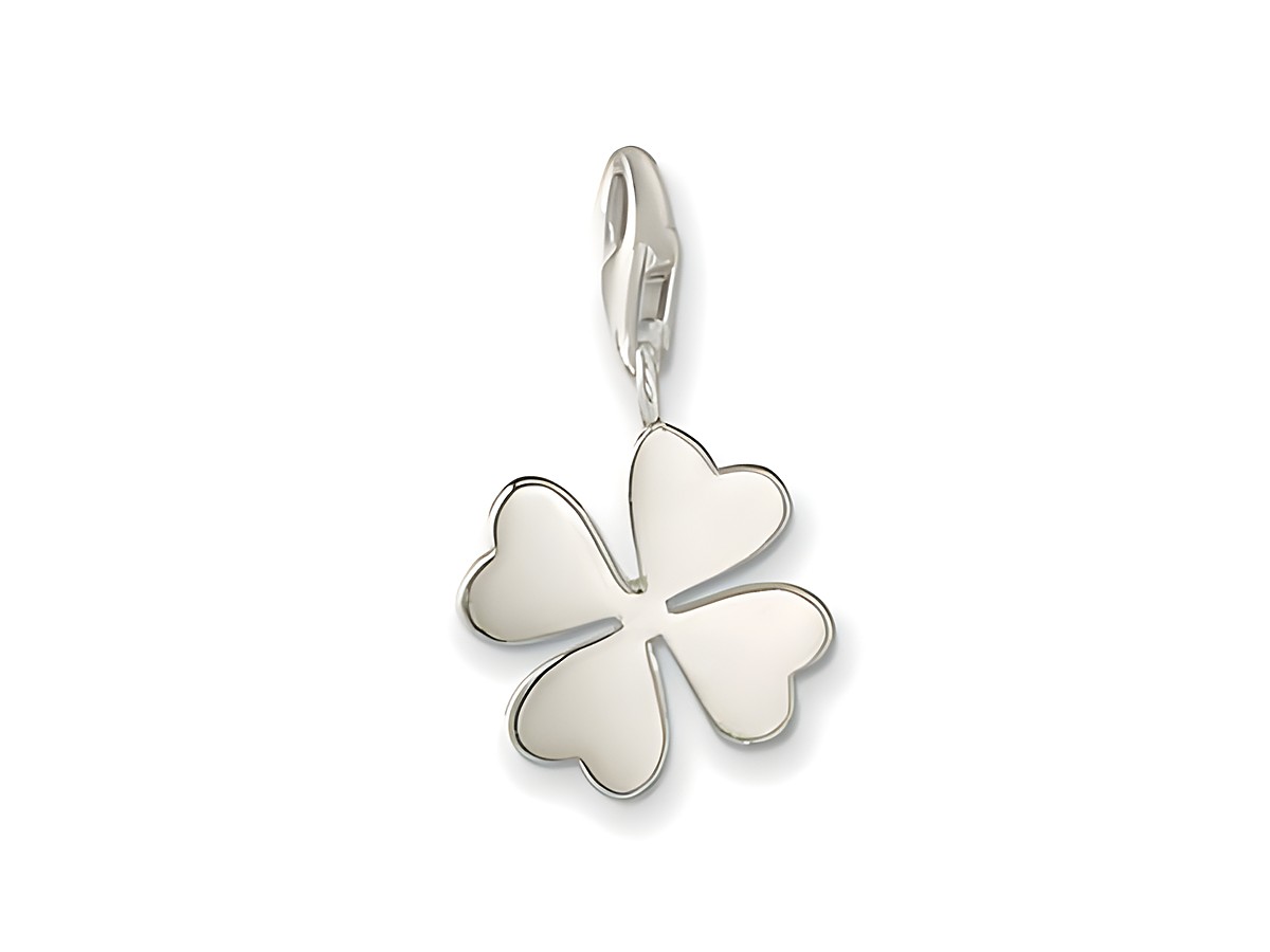 Silberner Thomas Sabo Kleeblatt Charms Anhänger 0050-001-12 als Glücksbringer, stilvolles und elegantes Design mit einem vierblättrigen Kleeblatt-Motiv.