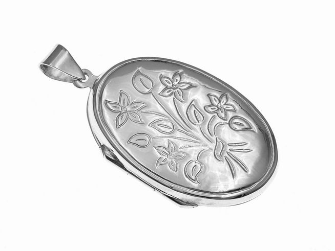 Ovaler Medaillon aus Silber mit floralem Muster, geeignet für zwei Bilder, hergestellt von Juwelier Harnisch. Elegant und zeitlos im Design.