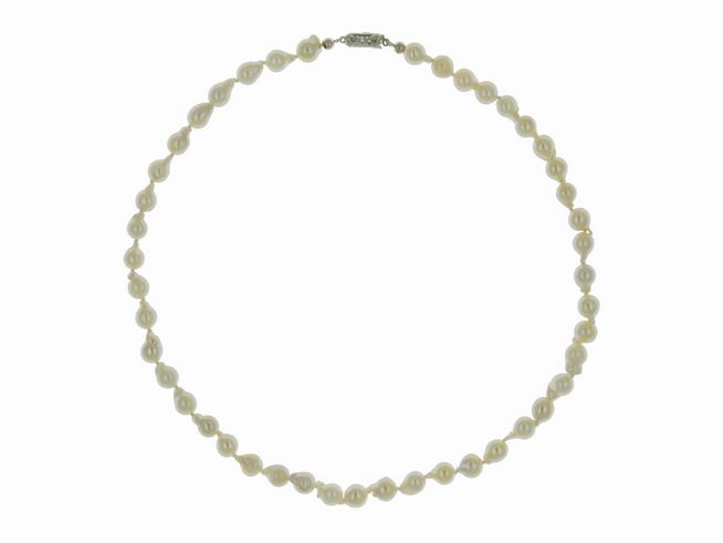 Perlenkette aus Akoya-Zuchtperlen in Barockform, 7-7,5 mm, in Weiß und Creme, mit einer Länge von 45 cm und einem Silberverschluss, klassisches Design von Juwelier Harnisch.