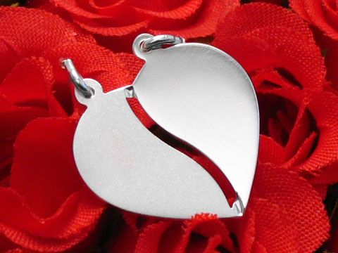 Herz Partneranhänger aus Silber, der als Freundschaftssymbol dient, mit einer eleganten, geschlossenen Form und feiner Oberflächenstruktur auf einem Hintergrund aus roten Rosen.