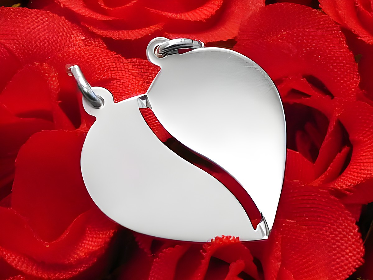 Herz Partneranhänger aus Silber, der als Freundschaftssymbol dient, mit einer eleganten, geschlossenen Form und feiner Oberflächenstruktur auf einem Hintergrund aus roten Rosen.