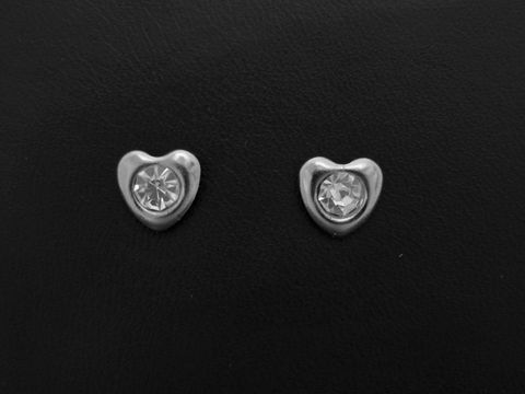 Herzförmige Edelstahl Ohrringe mit Glasstein, Hersteller Juwelier Harnisch, Edelstahl Stecker, elegant und funkelnd, ideal für jeden Anlass.