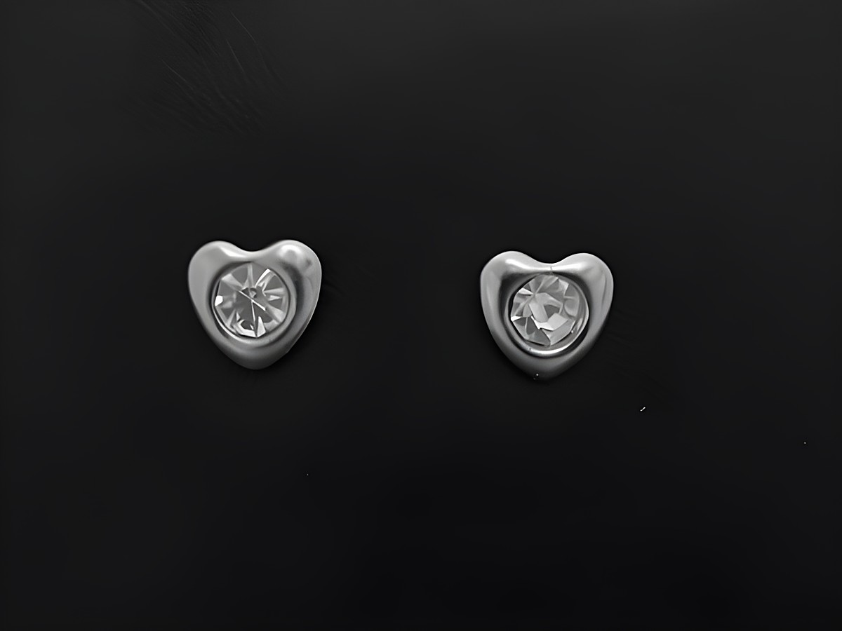 Herzförmige Edelstahl Ohrringe mit Glasstein, Hersteller Juwelier Harnisch, Edelstahl Stecker, elegant und funkelnd, ideal für jeden Anlass.