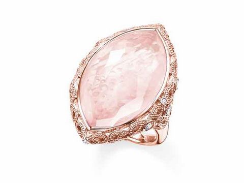 Ring von Thomas Sabo aus Silber, vergoldet mit Roségold, mit einem großen, facettierten Rosenquarz und Zirkonia-Steinen, Größe 52. Elegantes Design mit filigranen Details.