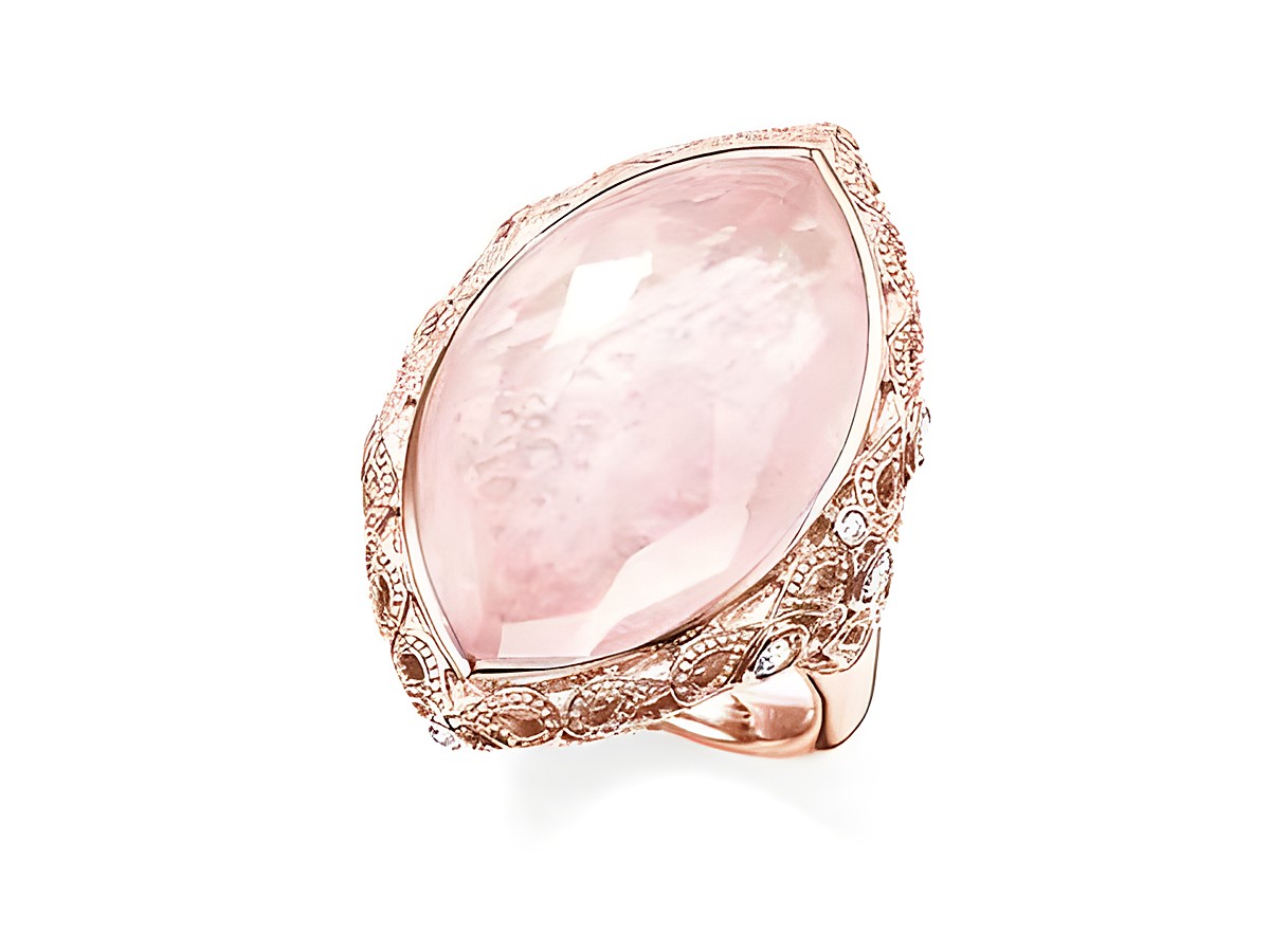 Ring von Thomas Sabo aus Silber, vergoldet mit Roségold, mit einem großen, facettierten Rosenquarz und Zirkonia-Steinen, Größe 52. Elegantes Design mit filigranen Details.