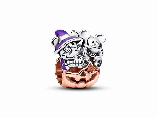 Mickey Mouse und Minnie Mouse in Halloween-Kostümen sitzen auf einem leuchtenden Kürbisanhänger aus roségold und Silber von Pandora Disney, ideal für Halloween-Dekoration.