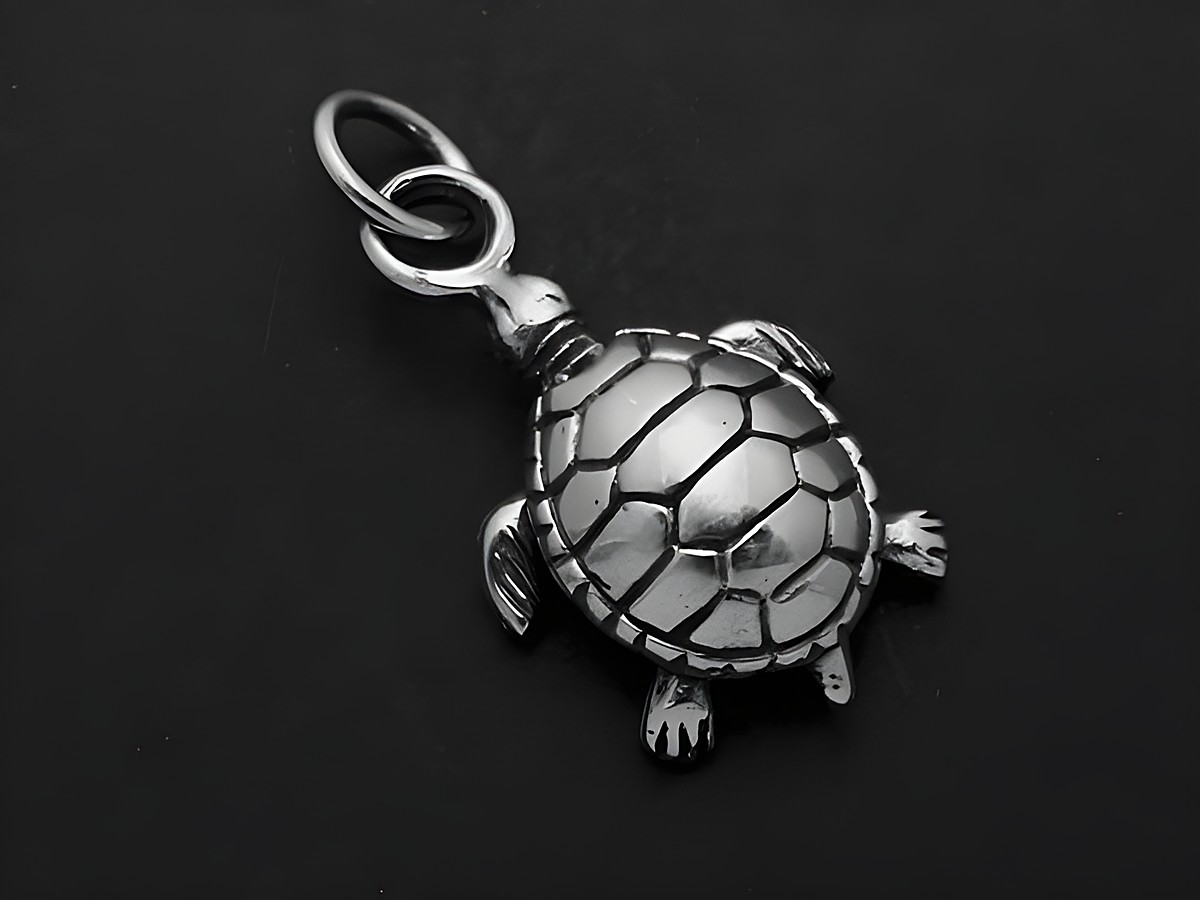 Silber Anhänger Schildkröte tierisch, Hersteller Juwelier Harnisch, detailreiche Darstellung einer Schildkröte mit feiner Oberflächenstruktur, ideal für Tierliebhaber.