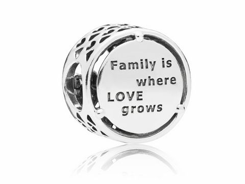 Pandora Stammbaum Silber Charm aus 925er Silber mit der Gravur Family is where LOVE grows, runde Form und filigranes Design, ideal für eine persönliche Charm-Kette.