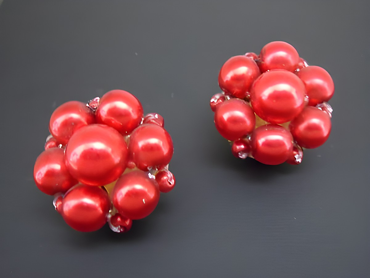 Ohrclip in rot blumig mit goldfarbenen Akzenten und synthetischen Zuchtperlen, Hersteller Juwelier Harnisch, elegantes und auffälliges Design.