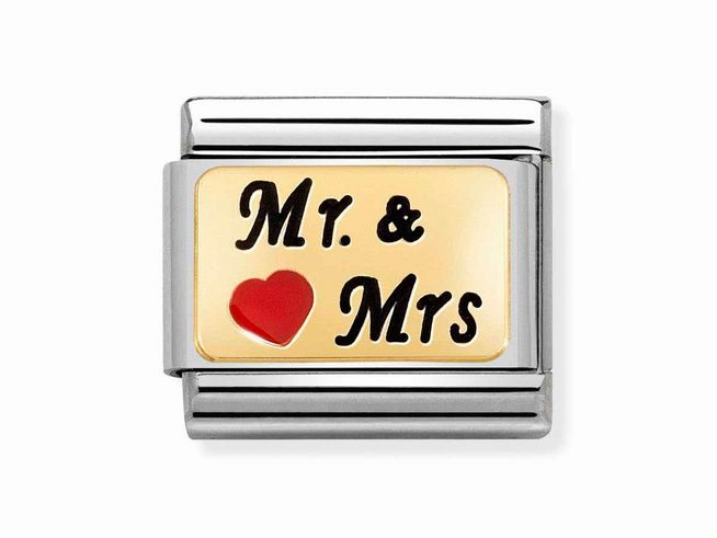 Edelstahl-Plättchen mit emaillierter Aufschrift Mr. & Mrs. und einem roten Herz auf goldfarbenem Hintergrund, ideal für personalisierte Schmuckstücke.