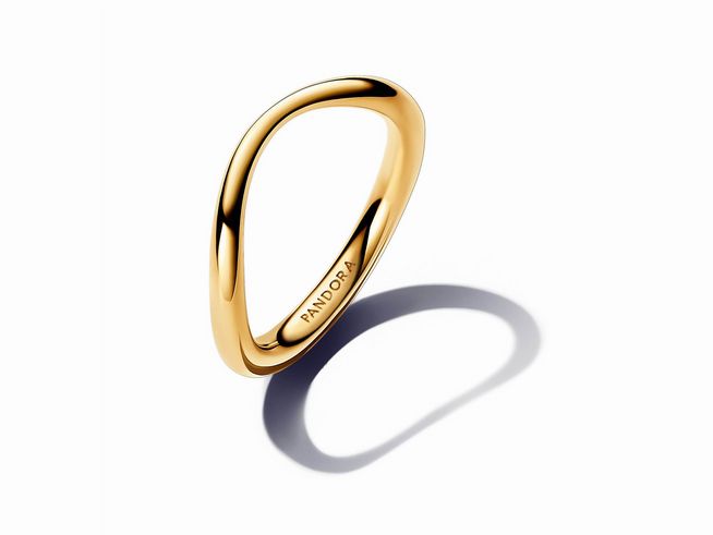 163314048-0 Ein organisch geformter Bandring aus vergoldetem Schmuck von Pandora, Größe 48, glänzend mit einem minimalistischen Design und der Prägung Pandora an der Innenseite.