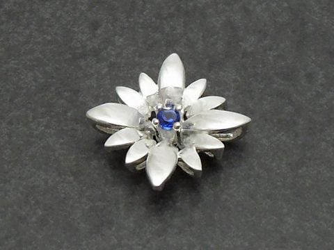 Silber Anhänger -City- 16x16mm mit Synth. Spinell in Form einer Blume, hergestellt von Juwelier Harnisch, dient als stylisches Schmuckstück und verleiht jedem Outfit einen eleganten Akzent.